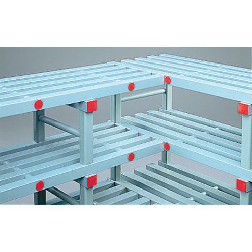 2 supports sont nécessaires pour soutenir chaque tablette d'angle sans montant